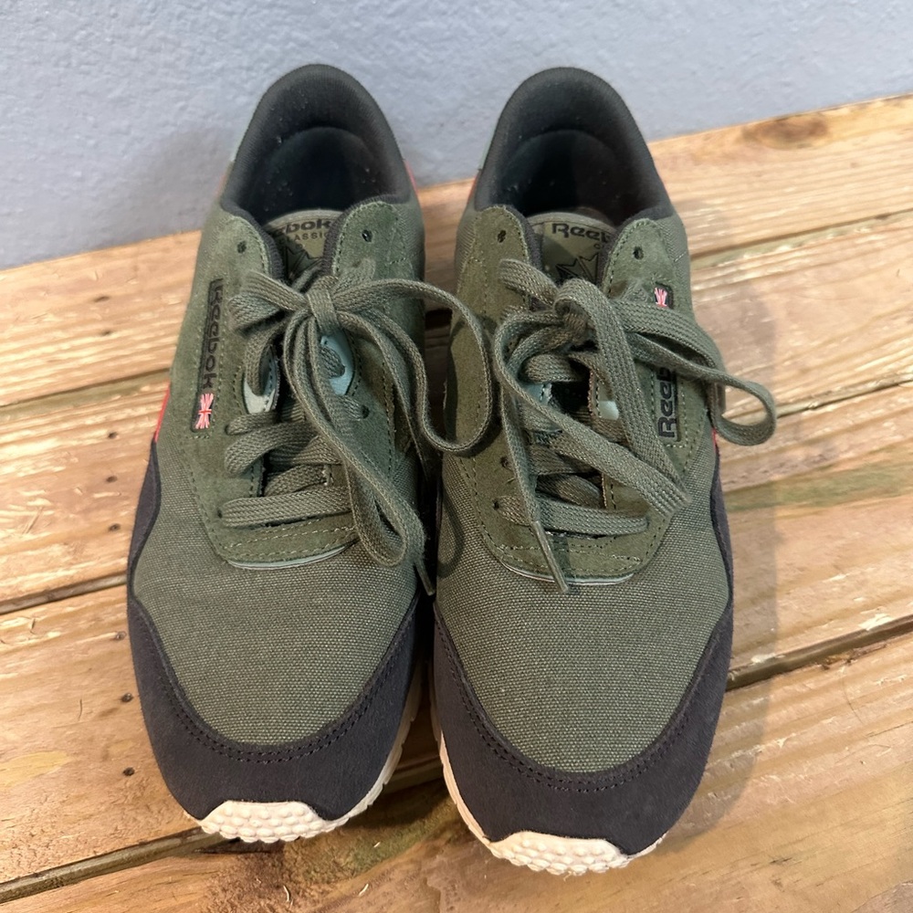 Retro Reebok shoes. In original box. Gently worn. - Picture 3 of 4